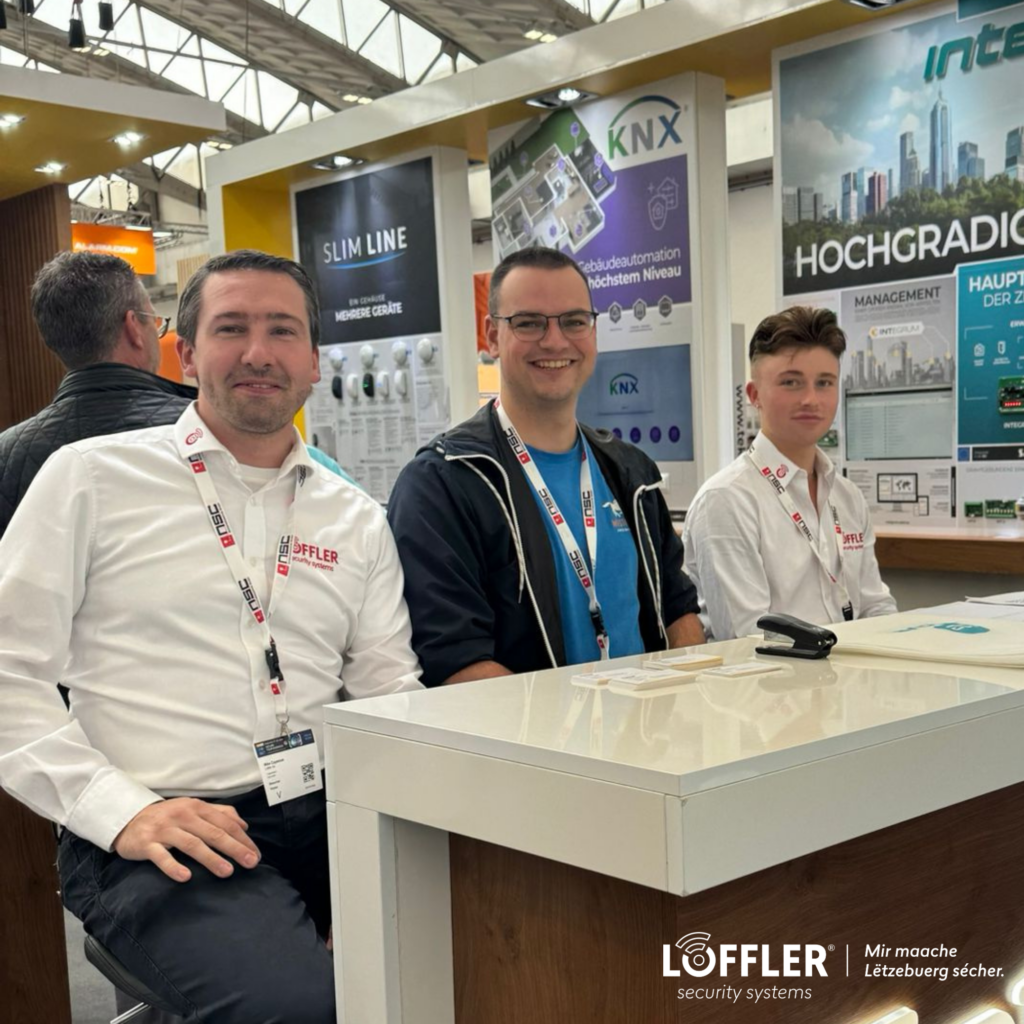 drei Mitarbeiter des Unternehmens Löffler Security Systems auf der Messe "Security Essen", welche dieses Jahr ihr 50. Jubiläum feierte